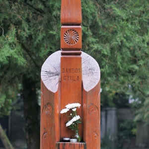 Dandos Gyula emlékoszlop